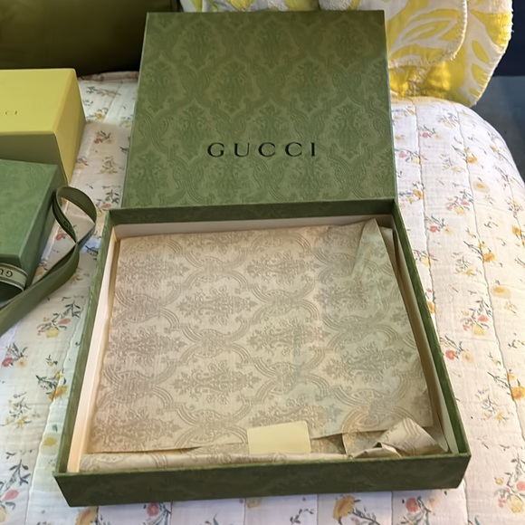 Boxes, ribbons, envelopes, paperwork - Picture 2 of 5